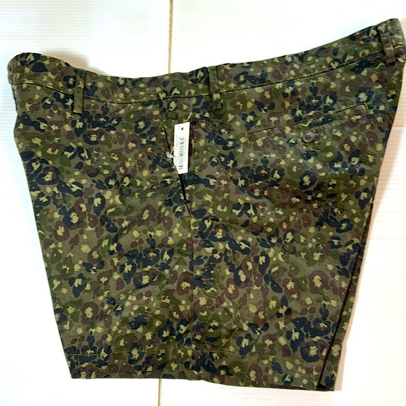 Goodthreads Flat Front Cotton Stretch Woven Green CAMO Short 42 waist NWT - Picture 2 of 9